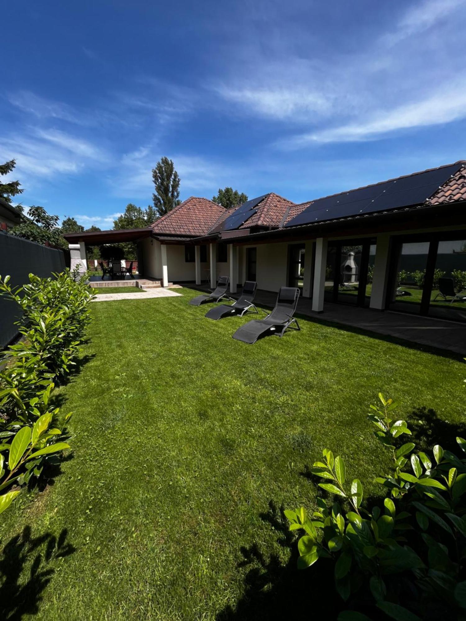 Laura Villa Balatonlelle Luaran gambar