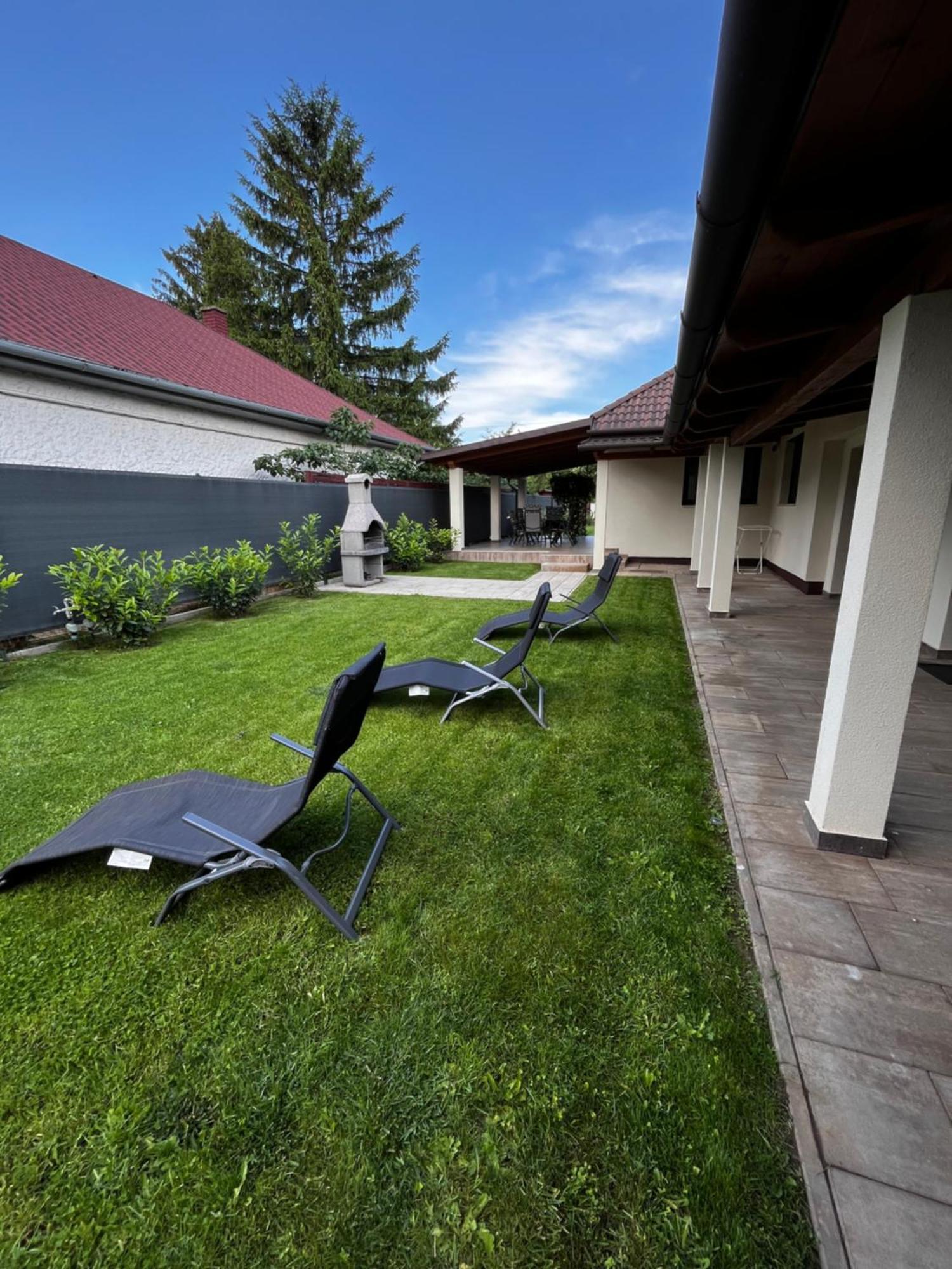 Laura Villa Balatonlelle Luaran gambar